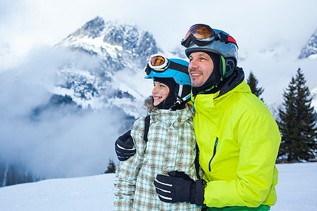 家庭享受冬季假期 运动 快乐的 女性 喜悦 笑 阿尔卑斯山图片