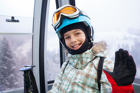 在滑雪电梯上快乐的滑雪女郎 山 阿尔卑斯山 女孩 运动图片