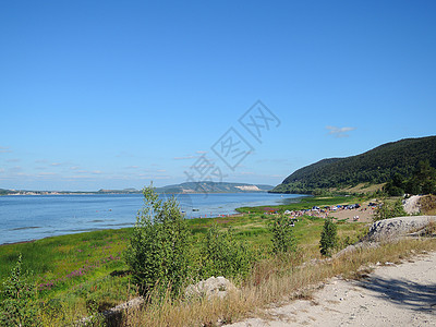 伏尔加河岸海滩上山山夏日图片