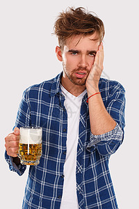 酒酒 穿蓝衬衫的啤酒男 成人 男性 情绪 脸 宿醉图片