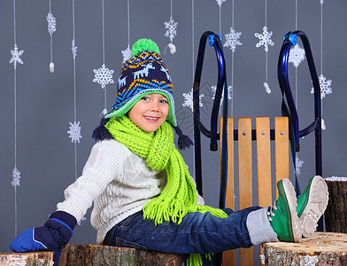 冬季时装 可爱快乐男孩的肖像 雪 树桩 手图片