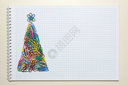 用文具制作的圣诞贺卡 树 问候卡 冬天 补给品 假期图片