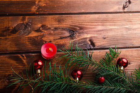 圣诞蜡烛和松针 假期 礼物 玩具 老的 浆果 传统 松树图片