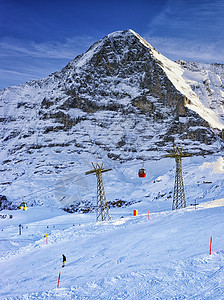 冬季运动度假胜地Swis salps山坡上滑雪者图片