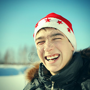 Santa Hat的青少年 小插图 站立 雪 前夕图片