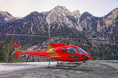 红直升机在Swis alps的直升机港 高地图片