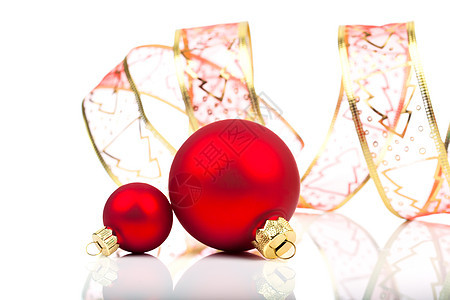 带带丝带的圣诞节球 白背景与C隔离 美丽的 庆祝图片