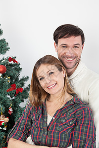 在圣诞树旁拥抱自己的情侣 拥抱自己图片