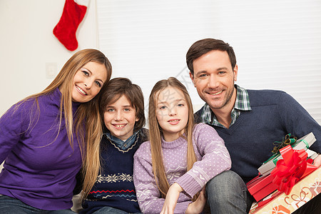 快乐的一家人一起坐在圣诞节图片