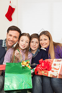 庆祝圣诞节的一家人快乐 爱 美丽 女孩 假期图片