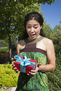 带礼物盒的快乐女性 城市 时尚 生日 盒子 圣诞节 微笑图片