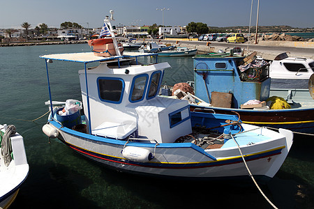 科斯港的渔船船 水 钓鱼 海洋 蓝色的 丘陵 圣托里尼图片