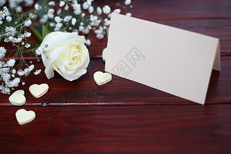 玫瑰 红心和卡片放在桌上 浪漫的 生日 情人节 庆典图片