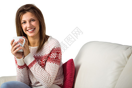 漂亮的黑发美女在沙发上喝着热饮图片