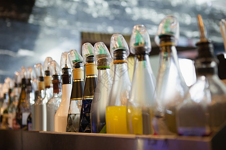 几瓶装在一行内紧闭 夜生活 派对 夜店 食品饮料行业 瓶子 酒会背景图片