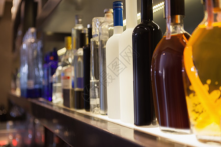 几瓶装在一行内紧闭 啤酒 夜店 瓶子 眼镜 食品饮料行业背景图片