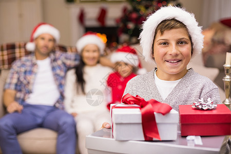 与家人一起拿着一堆礼物的喜事儿子背景图片