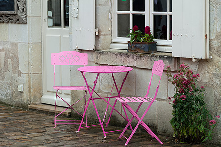 风雨中咖啡厅的空粉色桌 桌子 店铺 喝 阿尔勒 巴黎图片