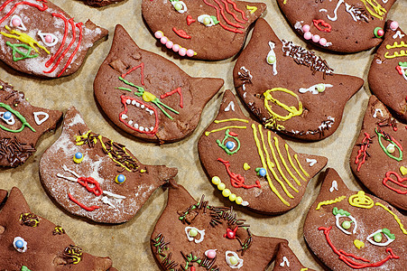 装饰性姜饼饼干 甜点 假期 木板 圣诞节 结霜背景图片