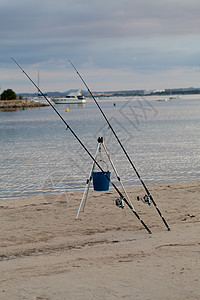 夏天沙滩上两条钓鱼棒 杆 铸件 运动 太阳 卷轴图片