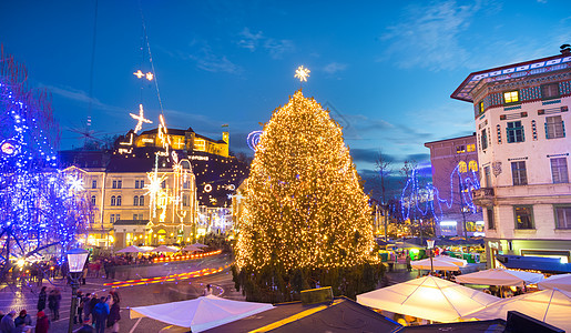 卢布尔雅那市中心为圣诞节装饰 行人 长廊 假期图片