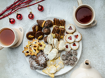 圣诞饼干和新鲜茶 糖 蛋糕 树 假期 装饰品图片