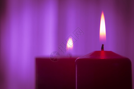 红蜡烛火焰 华丽的 圣诞节 宗教 优雅 季节 发光的 鲜明的色彩图片