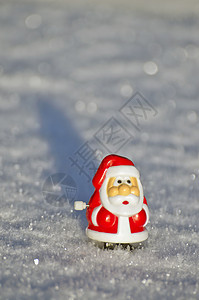 新年圣诞小圣天 雪上落雪的小玩具图片