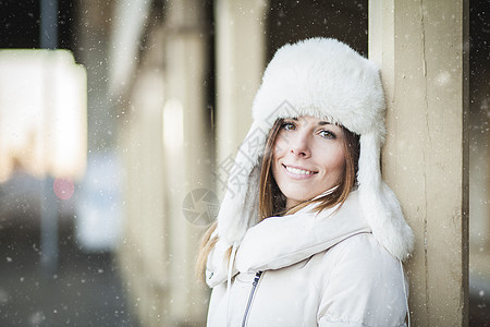 在暴风雪中微笑的年轻女子图片