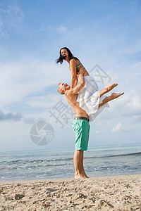 笑笑的年轻夫妇在暑假玩得开心 乐趣 快乐 旅行图片