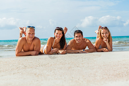 年轻快乐的朋友们在海滩上玩得开心 幸福 时尚图片