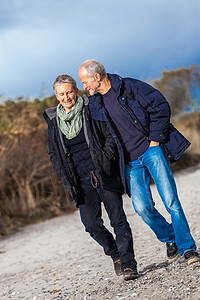 成年老年夫妇在海滩上行走 冬季秋冬 手 女士图片