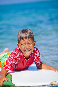 男孩与冲浪板玩乐图片