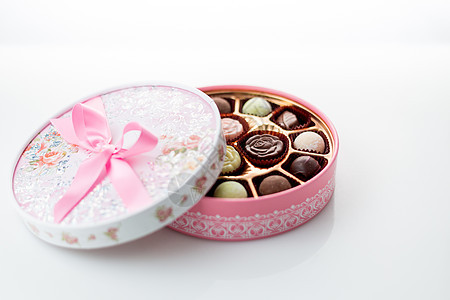 白色背景的粉红色盒子中的巧克力 爱 甜的 松露图片