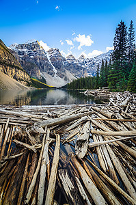加拿大洛基山脉莫拉因湖和山地的景观图片