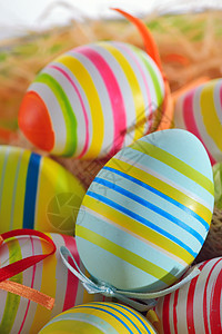 富多彩的东方鸡蛋 复活节 壳 礼物 展示 黄色的 丝带背景图片