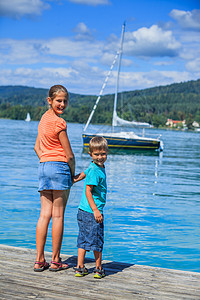湖边的孩子 自由的 水 青年 团聚 游艇 朋友们 晴天 夏天图片