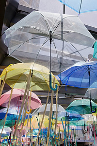 配有彩色雨伞的街道图片