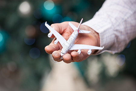 紧贴手持飞机模型的男子 航空 喷射 男人 旅行 客机背景图片