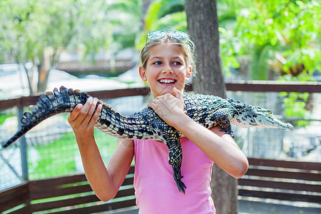 有鳄鱼的女孩 假期 女性 动物园 热带 乐趣 快乐的 户外图片