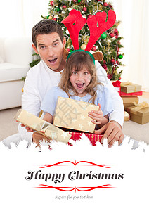 令人惊讶的父亲和女儿的复合形象 开启了圣诞节礼物 字体 庆祝图片