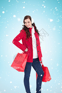 冬季保暖冬衣装扮和持有购物袋时 棕发黑发人喜悦的复合形象 采购 棕色的头发背景