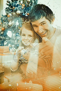 父亲和小女孩在圣诞节礼物上玩耍的复合形象 包括 晚上 火焰图片