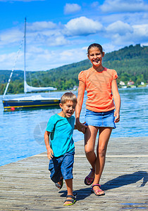 湖边的孩子 家庭 朋友们 青年 夏天 走 好玩的 支撑 奥地利图片