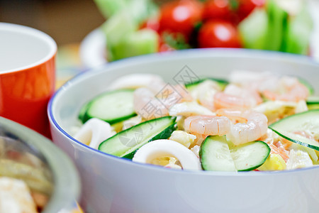 美味沙拉和虾虾子 一个节日餐桌图片