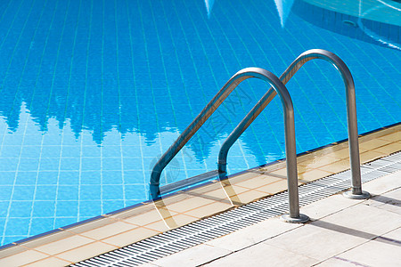 游泳池楼梯 蓝色的 湿的 泳池边 娱乐 乐趣 健康 酒店图片
