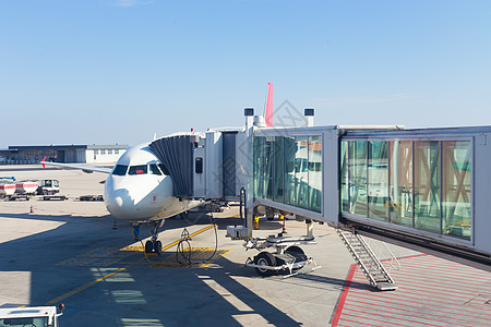 喷气式连接飞机到机场出入口图片