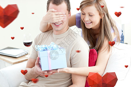 微笑着的女人给男朋友送礼物的复合形象 她向男友赠送了礼物 男性 惊喜图片