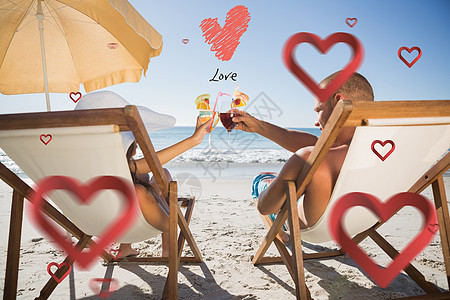 快乐的一对情侣将眼镜连在一起 同时在甲板椅子上放松 玻璃图片