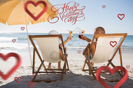快乐的情侣喝鸡尾酒同时在甲板椅子上放松的复合形象 海滩 女性图片